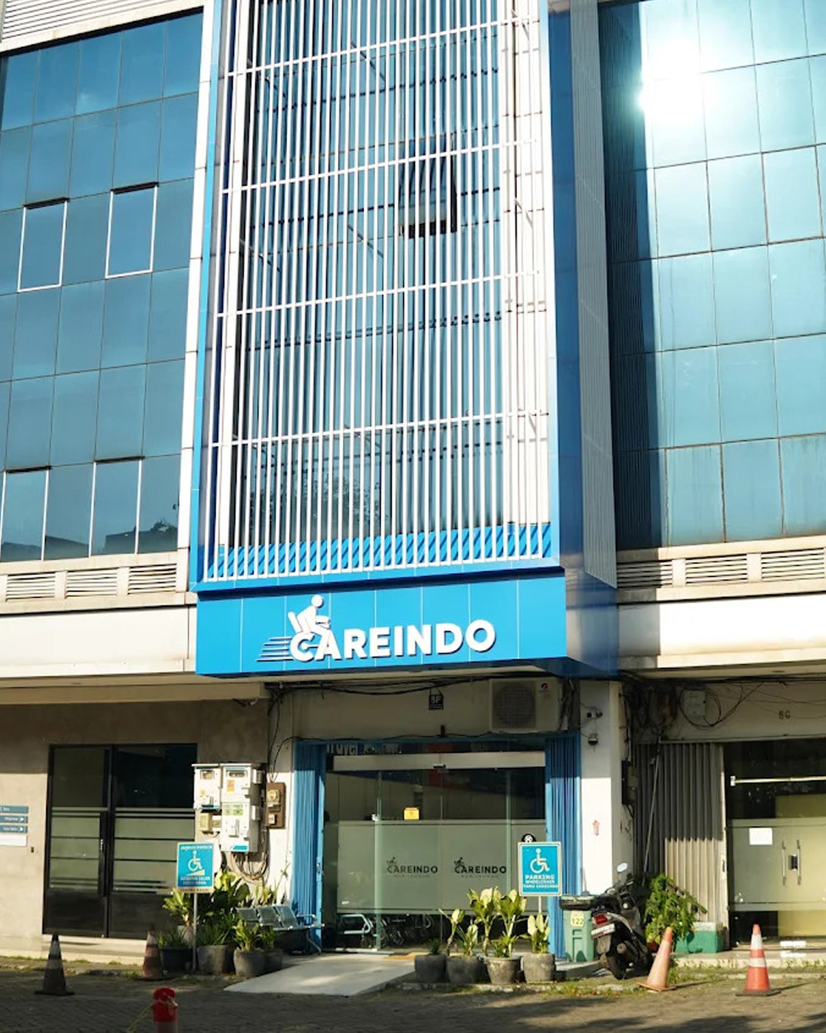 Showroom kursi roda elektrik Careindo di Jakarta Barat